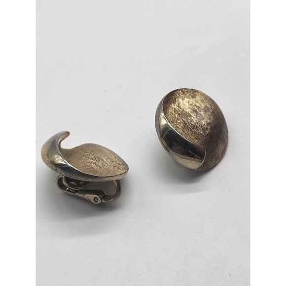 Vintage Crown Trifari Brushed Shiny Gold Tone Swirl Clip Earrings Classic - Picture 7 of 8